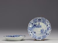 Chine - ensemble de six soucoupes en porcelaine blanche et bleue, époque Kangxi.