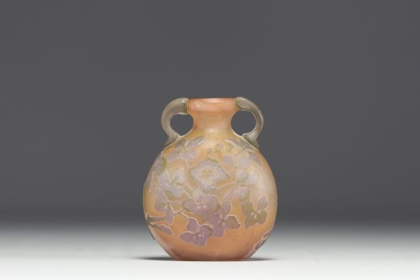 Émile GALLÉ (1846-1904) Petit vase gourde en verre multicouche dégagé à l'acide à décor d'hortensia, anses modelées à chaud, signé.