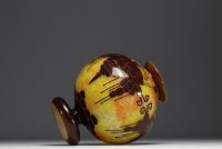 Le Verre Français - Vase boule sur piédouche en verre multicouche dégagé à l'acide à décor de coupe aux raisins, signé.