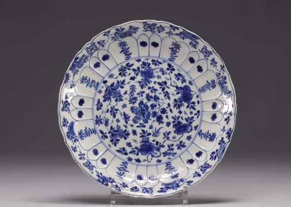 Chine - Assiette en porcelaine bleu blanc à décor floral, marque Kangxi.