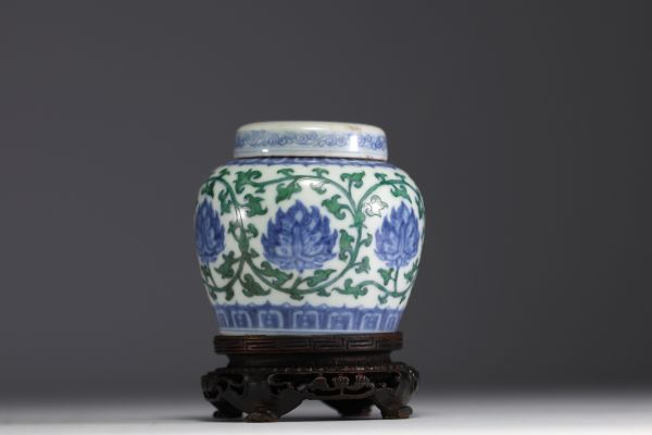 China - Porcelain pot with floral decoration from the 18th century.