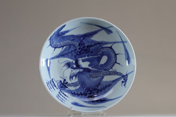 China - White and blue porcelain dish with dragon design, 19th century