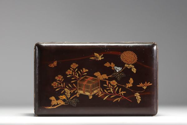 Japon - Coffret à thé en laque à décor d'oiseaux et d'insectes, vers 1900.