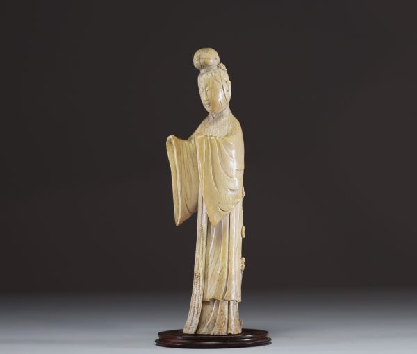 Chine - Guanyin, sculpture en ivoire sur socle en bois exotique, d'époque Ming.