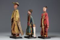 Chine - Ensemble de trois marionnettes de théâtre en costume traditionnel, laque et soie, époque XIXème.