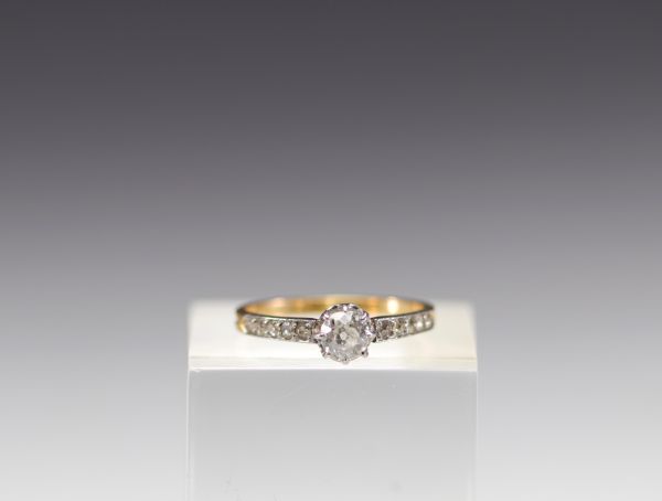 Bague en or 18k, diamant central de 0,5 carats pour un poids total de 2,4gr.