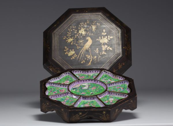 Chine - Ensemble de plat en émail cloisonné à décor floral et d' oiseaux dans sa boite en laque d'origine, XIXème.