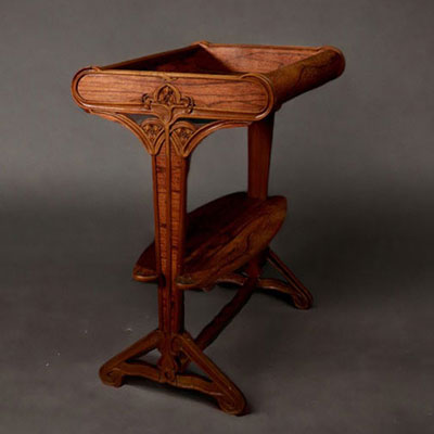 Louis MAJORELLE (1859-1926) attr. à - An Art Nouveau burr walnut veneered table.
