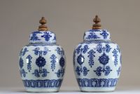 Chine - Paire de potiches couvertes en porcelaine blanc bleu, marque aux cercles sous la pièce.