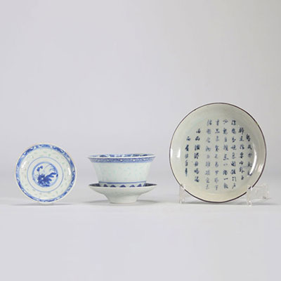 (4) Lot de porcelaine de chine blanc en bleu à décor de grains de riz et calligraphies