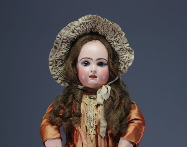 JUMEAU - Bisque head doll, size 11, closed mouth, fixed wrists, in original clothes.