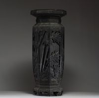 Japon - Imposant vase en ardoise sculptée au riche décor d'un tigre en forêt de bambou. période Meiji