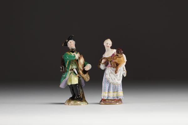 Meissen - Paire de petits flacons figuratifs en porcelaine polychrome, marque aux épées, XIXème.