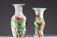 Chine - Ensemble de deux vases Qianjiang cai en porcelaine famille rose.