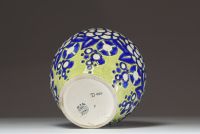 Charles CATTEAU (1880-1966) Boch Keramis - Vase en céramique émaillée à décor floral D1121, forme 721, cachet sous la pièce.