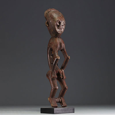 Afrique RDC - MBOLE (RDC) Statue en bois et pigments représentant est un homme ayant contrevenu aux règles du Lilwa, pendu pour l'exemple.