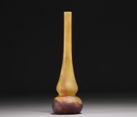 DAUM Nancy - Soliflore vase in shades of yellow and violet, signed.