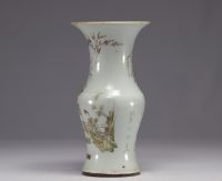 Chine - Vase en porcelaine de la famille rose à décor de personnages, vers 1900.