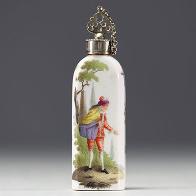 Meissen - Painted porcelain salt bottle with romantic decoration, silver stopper, 18th century.