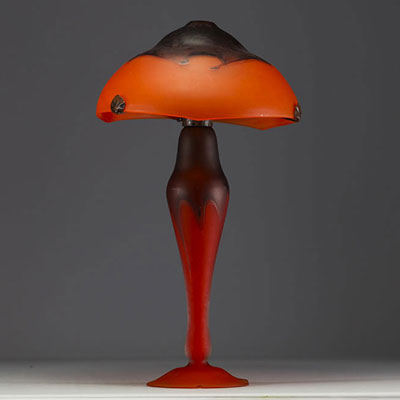 Charles SCHNEIDER (1881-1953) Lampe champignon en verre marbré rouge orangé, signée sur le pied.