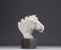 Horse bust in sculpted white marble, 20th century.