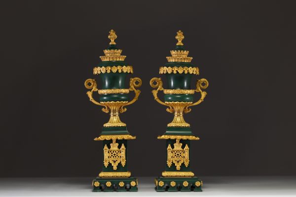 Paire de cassolettes en bronze doré et patiné finement ciselé, d'époque Napoléon III.