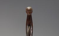 RDC - Herminette au manche en bois sculpté d'une tête, lame en fer travaillée.