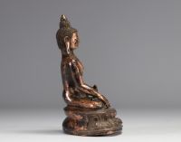 Statue de Bouddha en bronze représenté assis sur une double feuille de lotus - travail sino-tibétain