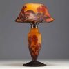 DAUM Nancy - Grande lampe champignon en verre multicouche dégagé à l'acide à décor de crètes de coq, signée sur l'abat jour.