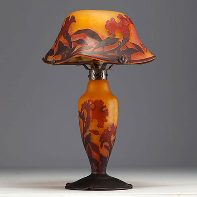 DAUM Nancy - Large mushroom lamp in acid-etched multi-layered glass decorated with cockerel crests, signed on the shade.