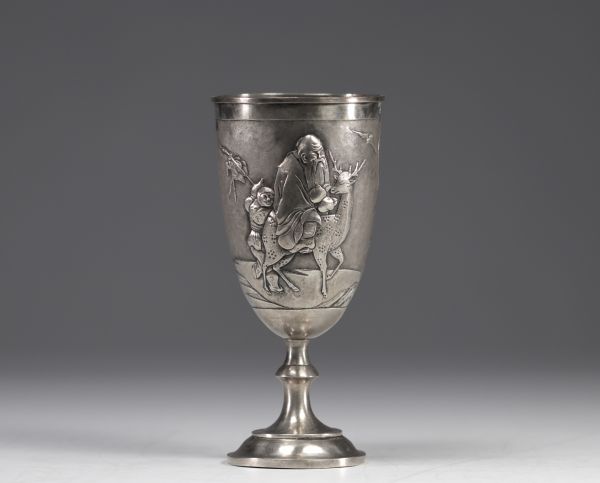 Coupe chinoise en argent massif à décor de personnages et de daims vers 1900