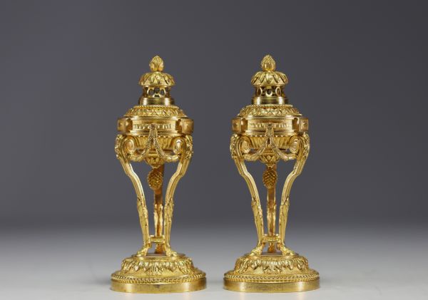 Paire de brûles parfum en bronze doré convertibles en bougeoirs, époque Louis XVI.