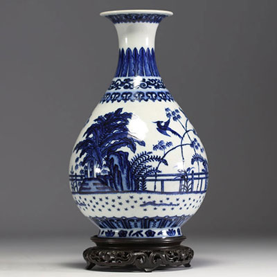Chine - Vase en porcelaine blanc bleu, marque au bleu sous la pièce, d'époque XIXème.