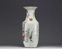 Chine - Vase en porcelaine de chine à décor de personnages