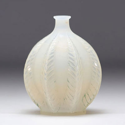 René LALIQUE vase opalescent à décor de feuilles