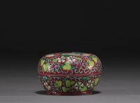 Chine - Ensemble composé de différentes pièces en porcelaines de la famille rose, début XXe siècle.