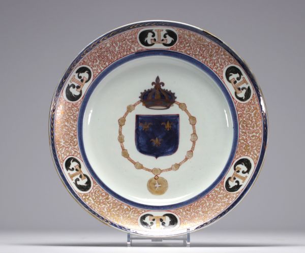 Grand plat en porcelaine de Samson à décor d'armoirie, fin XIXème.