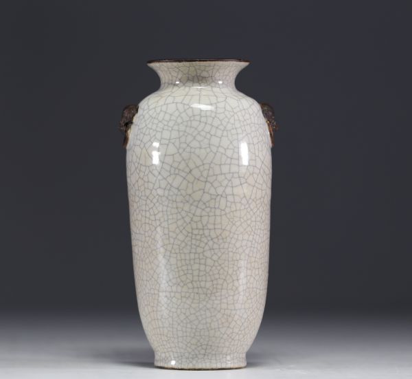 Chine - Vase en porcelaine de Nankin à glaçure blanche craquelée, vers 1900.