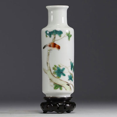 Chine - Vase en porcelaine polychrome à décor d'un oiseaux sur une branche et poème.