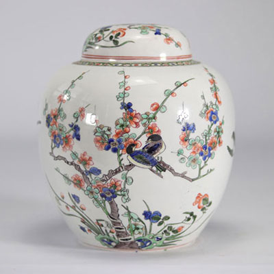 Vase couvert en porcelaine de chine de la famille verte à décor d'oiseaux