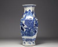 Chine - Grand vase hexagonal en porcelaine blanc bleu à décor de paysage montagneux.