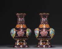 Chine - Paire de vases en émail cloisonné à décor de fleurs et d'oiseaux, XXe siècle.