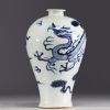 Chine - Vase Meiping en porcelaine blanc bleu à décor de dragon.