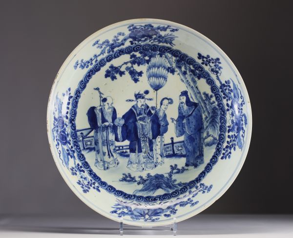 Chine - Grand plat en porcelaine blanc bleu à décor de personnages, marque de Kangxi sous la pièce.