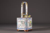 Chine - Grande théière en émail cloisonné à décor floral.