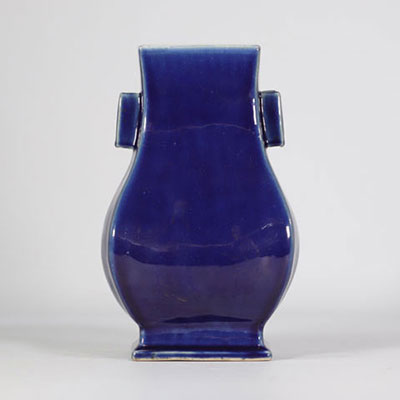 blue powdered porcelain vase from the Qing period (清朝 - during the Qianlong emperor)