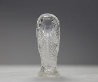 Baccarat - Vase en verre soufflé-moulé figurant deux carpes côte à côte.