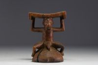 Afrique RDC - Appuie nuque Suku en bois sculpté représentant un personnage.