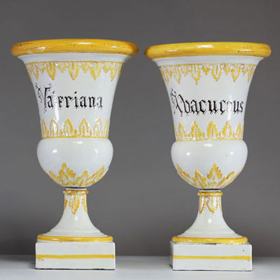 Paire de vases Médicis en céramique vernissée à décor floral en relief et d'écriture latine, fin XVIIIème.