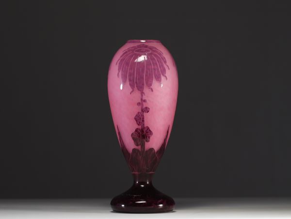 Le Verre Français - Vase en verre multicouche dégagé à l'acide à décor de dahlias, signé.